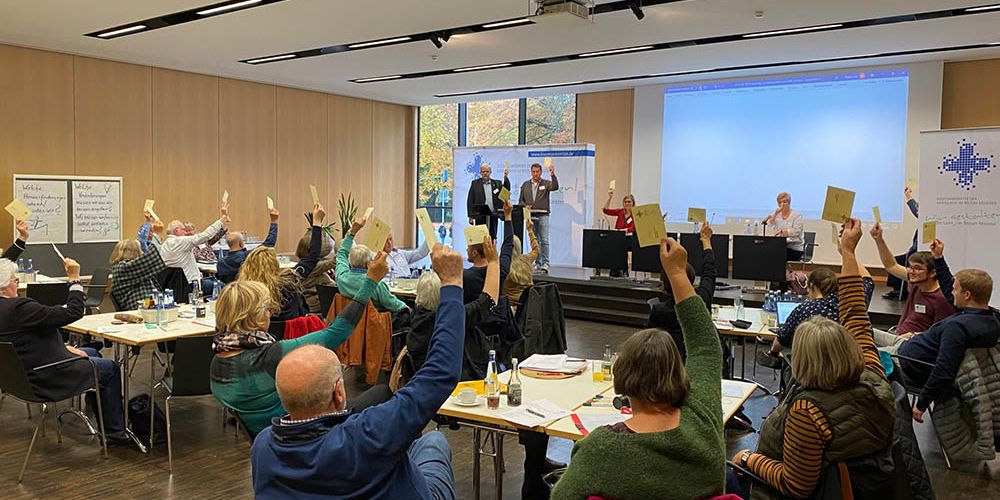 Die Vollversammlung des Diözesankomitees bei einer Abstimmung in der Akademie Franz-Hitze-Haus in Münster.